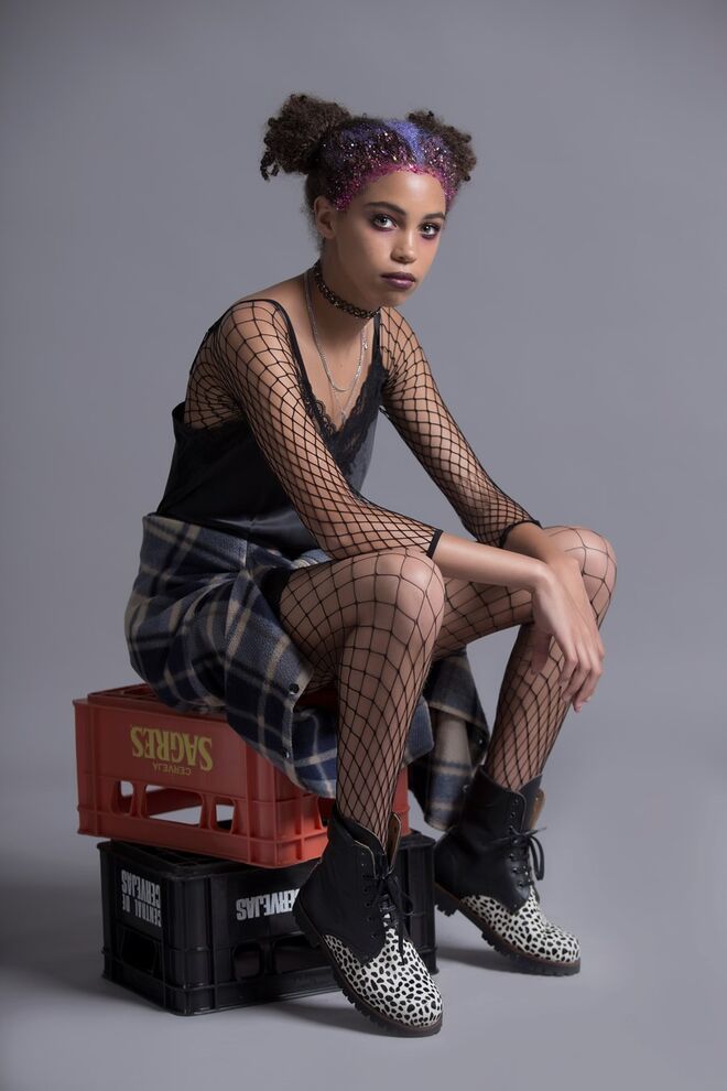 SHATTERED YOUTH | Stylist: Rita Ribeiro; Modelo: Lara Moreno / L’Agence | Camisa, vestido, collants, camisola de rede e colares, tudo da produção; botas, João Barbosa - Leather Works