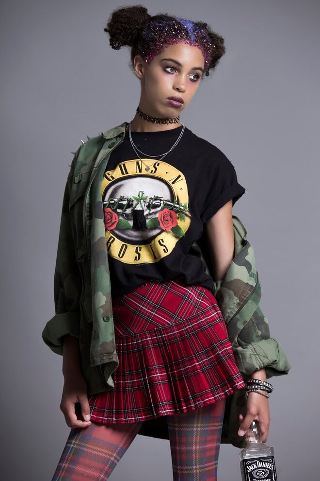 SHATTERED YOUTH | Stylist: Rita Ribeiro; Modelo: Lara Moreno / L’Agence | Casaco, t-shirt, saia, collants, colares e pulseiras, tudo da produção. 