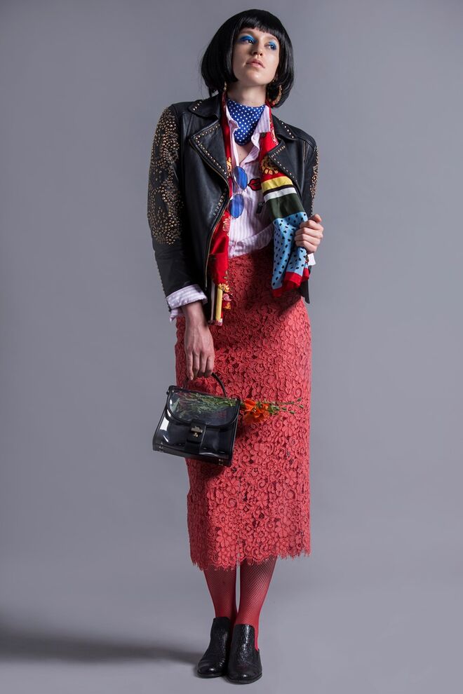 FORAM CARDOS, FORAM PROSAS | Styling: Sérgio Silva; Modelo: Valerria Stukalina | L´Agence | Casaco da produção; Camisa e saia, Zara; Brincos, lenço no pescoço e óculos da produção; Lenço e carteira, Zara; Sapatos, Pedro Pedro 