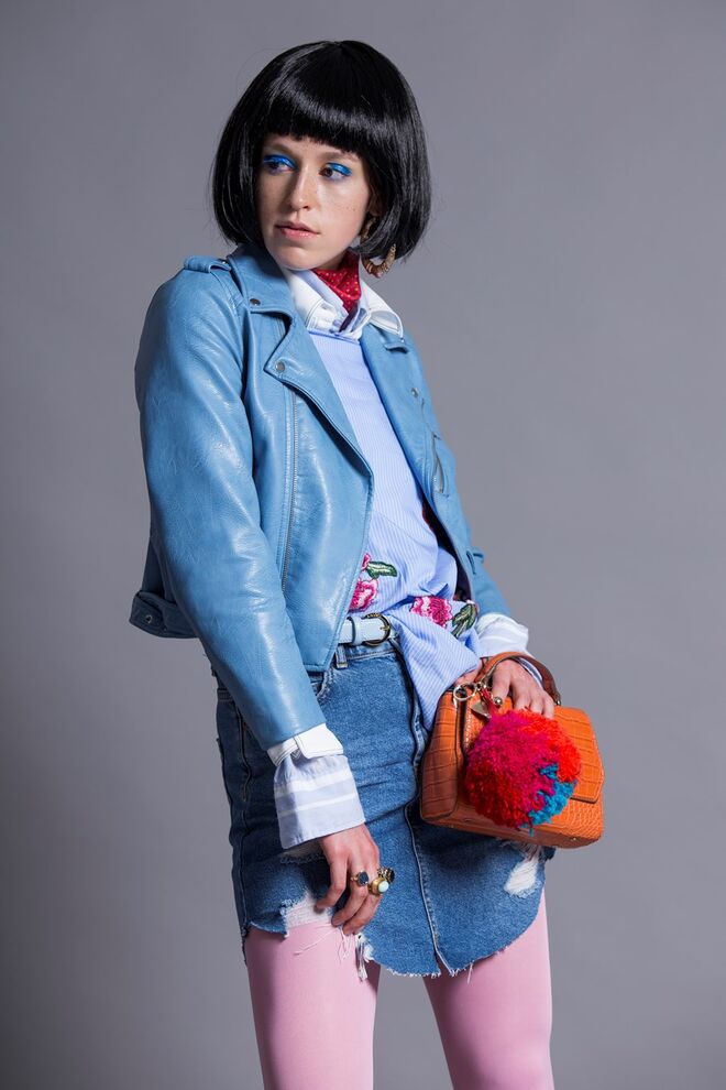 FORAM CARDOS, FORAM PROSAS | Styling: Sérgio Silva; Modelo: Valerria Stukalina | L´Agence | Casaco, vestido usado como camisola e carteira, Zara; Saia de produção; Camisas, Gant; Brincos, anéis e lenço da produção; Cinto, Lacoste; Porta-Chaves, H&M