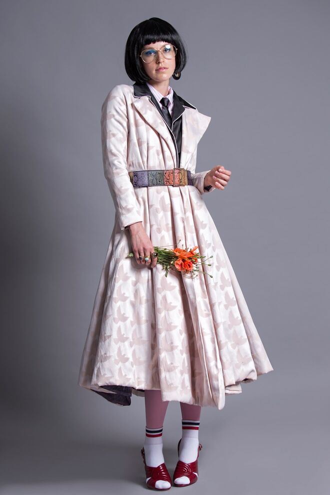 FORAM CARDOS, FORAM PROSAS | Styling: Sérgio Silva; Modelo: Valerria Stukalina | L´Agence | Casaco, Sara França; Camisas, Zara; Gravata, óculos, brincos, anéis e collants da produção; Cinto, Mango; Meias, H&M; Sapatos, Zara