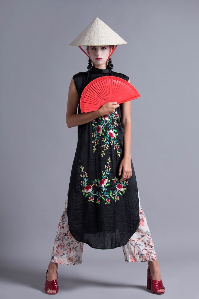 ORIENT UNRAVELLED | Styling: Vanda Sequeira; Modelo: Yarina Palytsya, Elite Lisbon | Túnica, Calças e Sandálias, tudo Zara Chapéu da produção