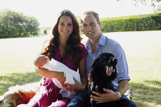 Kate, William e George com o cão da família