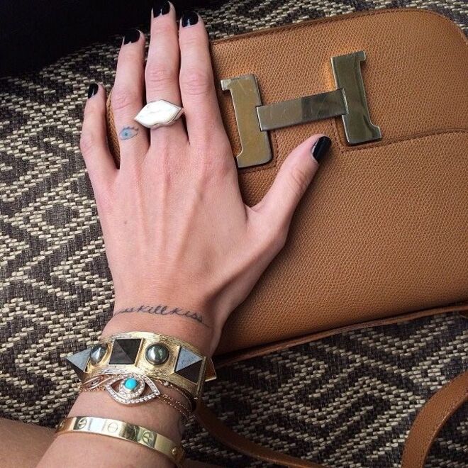  As tatuagens de Chiara Ferragni | Olho no dedo anelar da mão esquerda