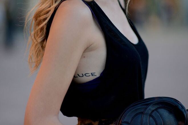 As tatuagens de Chiara Ferragni | Luce (italiano) significa "luz"