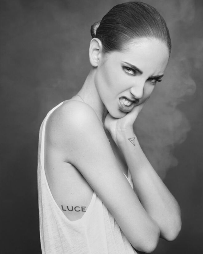 As tatuagens de Chiara Ferragni | Três triângulos que formam um triângulo (representa a ligação que tem com as irmãs) e "Luce" (italiano) que significa "luz"