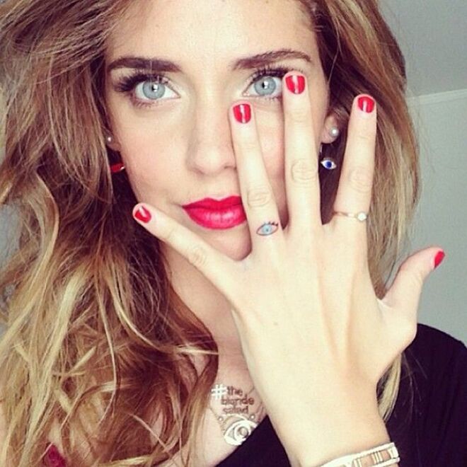 As tatuagens de Chiara Ferragni | Olho no dedo anelar da mão esquerda