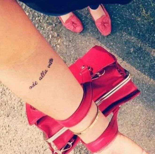 As tatuagens de Chiara Ferragni | "Ode alla vita" no braço direito (título de um poema de Pablo Neruda)
