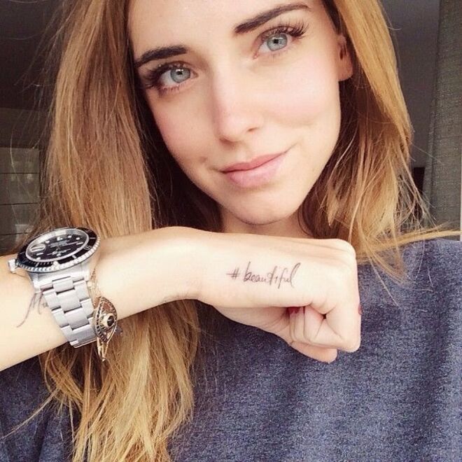 As tatuagens de Chiara Ferragni | "#beautiful" na mão direita