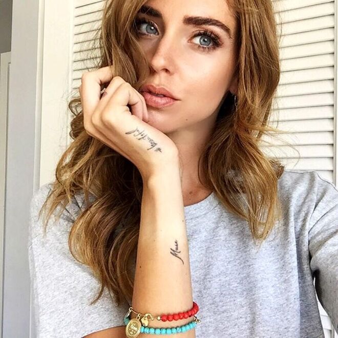  As tatuagens de Chiara Ferragni | "Musa" no braço direito "#beautiful" na mão 