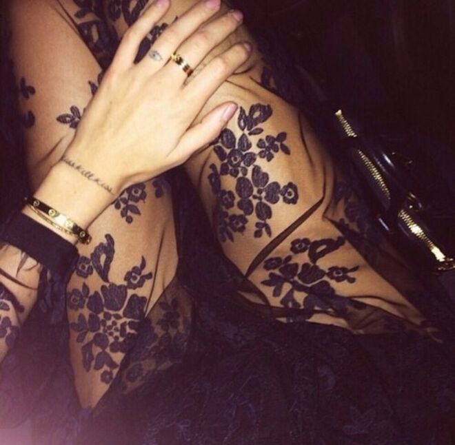 As tatuagens de Chiara Ferragni | "kisskillkiss" no pulso esquerdo