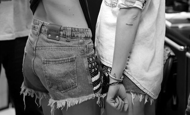 As tatuagens de Chiara Ferragni | "Viajante" no braço esquerdo (em português, feita durante uma viagem ao Brasil)