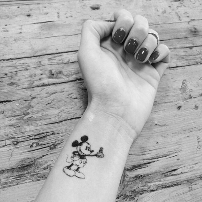 As tatuagens de Chiara Ferragni | Selfie do Mickey no pulso esquerdo