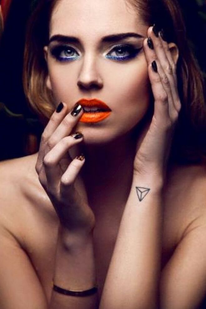 As tatuagens de Chiara Ferragni | Três triângulos que formam um triângulo (representa a ligação que tem com as irmãs)