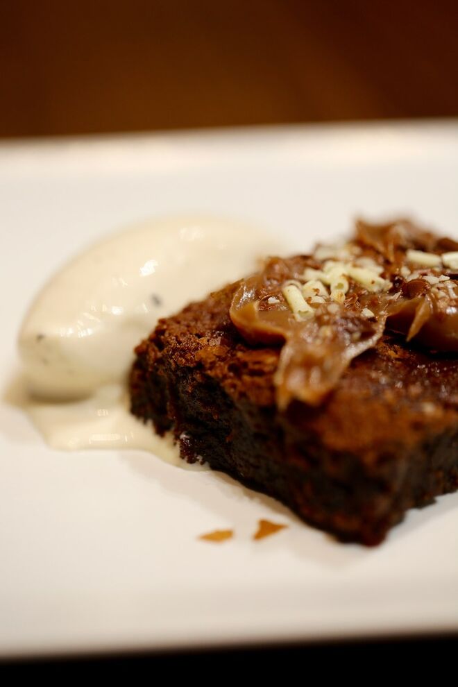 New York brownie de chocolate com gelado de baunilha da Amazónia (€6)