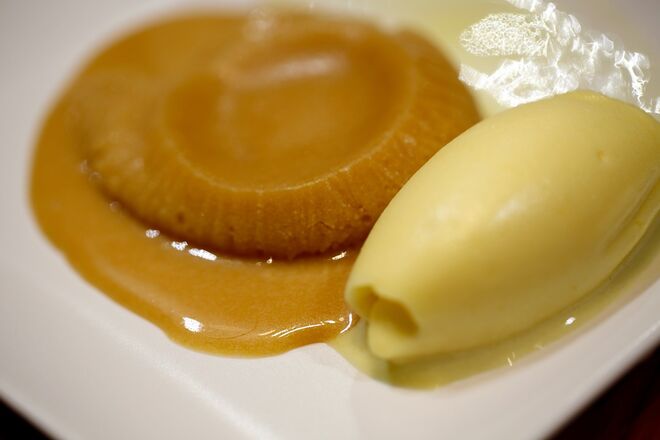 Petit gateau de dulce de leche com gelado de maracujá (€6)