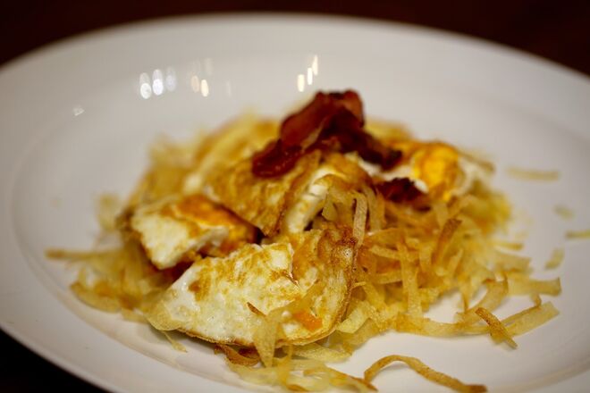 Huevos rotos com presunto de porco preto Alentejano (€10)