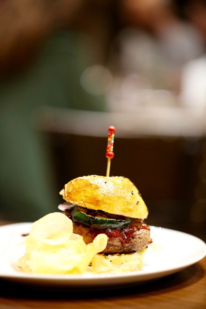 Hamburger de cordeiro com especiarias, kefir e tsatsiki (€13)