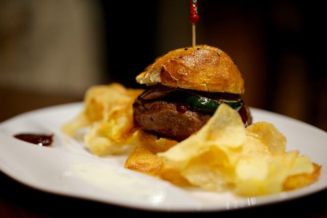 Hamburger de cordeiro com especiarias, kefir e tsatsiki (€13)