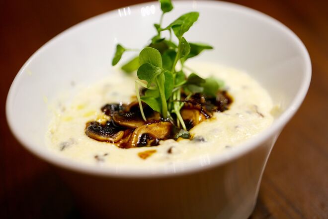 Polenta cremosa com azeite de trufa e cogumelos selvagens, €14