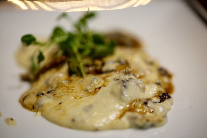 Polenta cremosa com azeite de trufa e cogumelos selvagens, €14