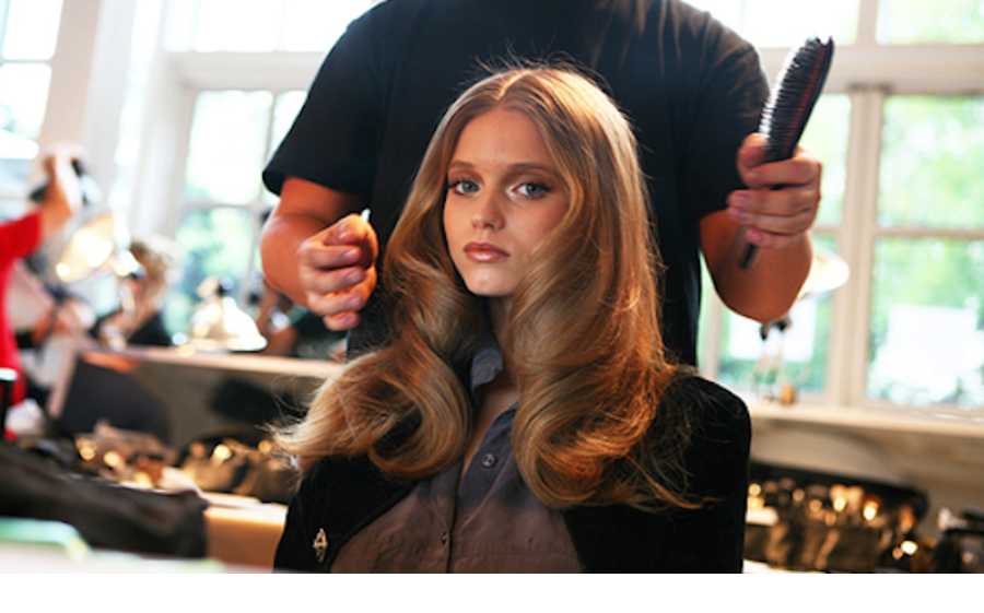 7. Pinte primeiro | Se vai cortar e pintar o cabelo, pinte sempre primeiro. Para quem pinta, é mais fácil perceber que tons utilizar e onde os aplicar quando o cabelo já está com o corte final.