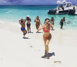 Kylie Jenner festeja aniversário em iate 