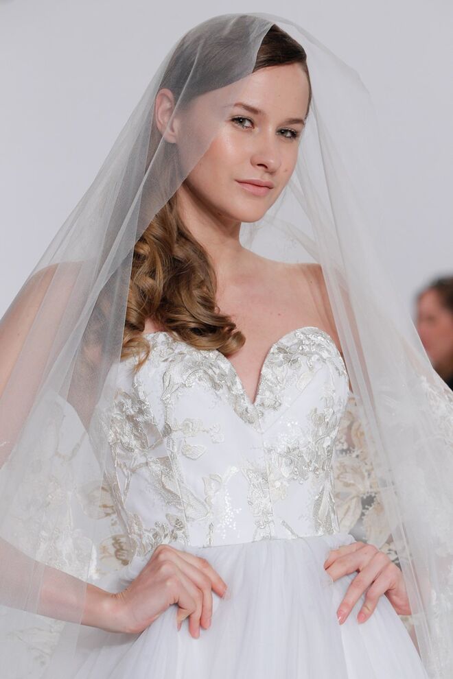 Christian Siriano Bridal Collection 2017 - Ondulação lateral