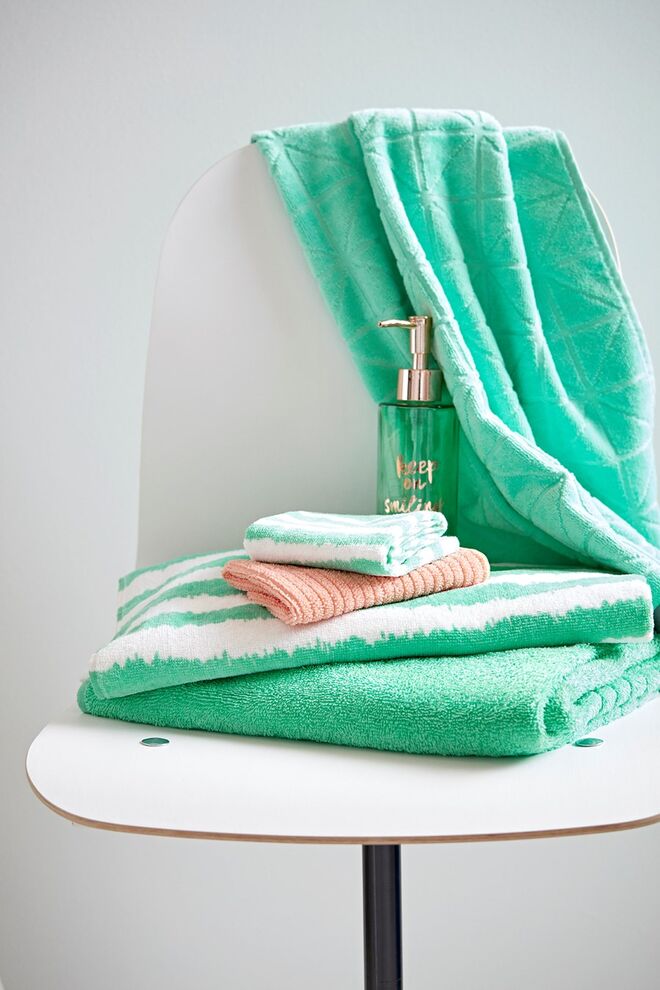 Toalhas desde €5 e frasco para sabão líquido, €6