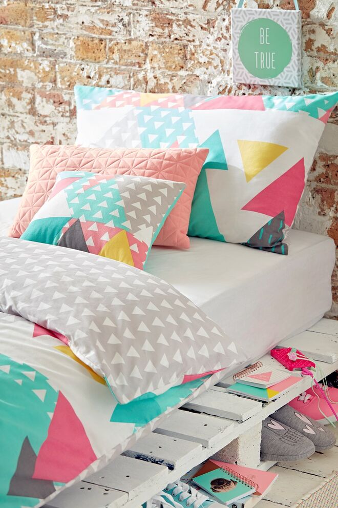 Edredon, €16, quadro para parede, €2 e almofadas desde €6