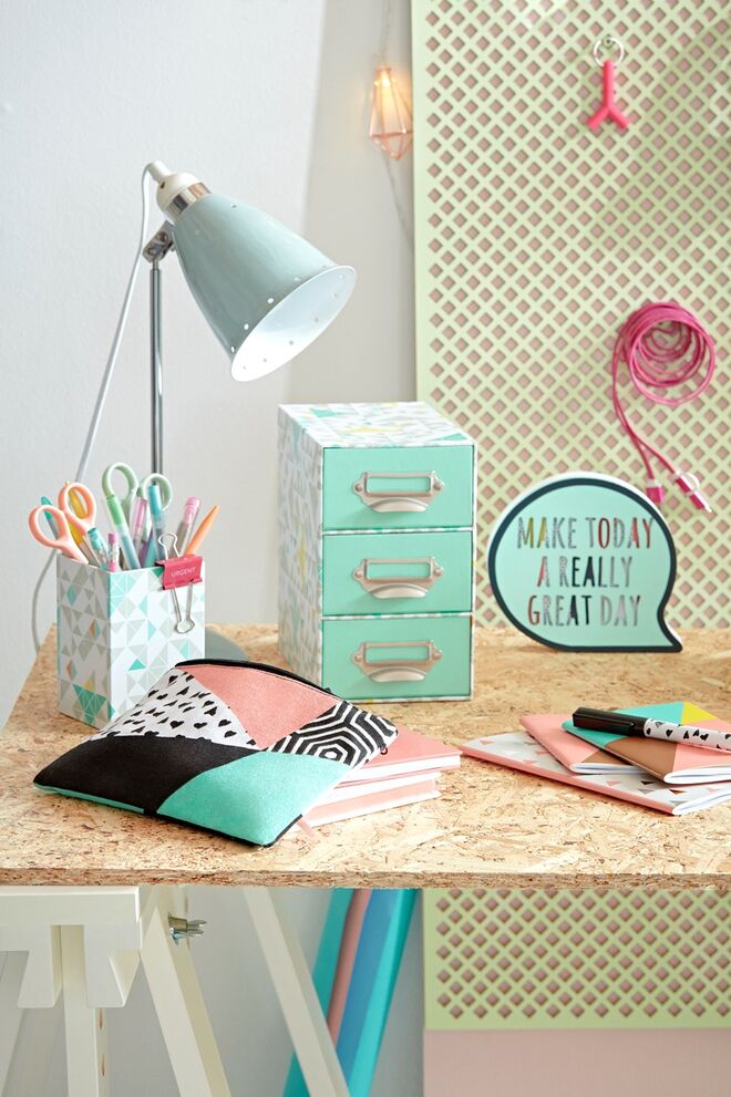 Balão com frase, €4, caixa com três gavetas, €8, suporte para canetas, €2, bolsa para lápis, €2 e caderno, €1.50