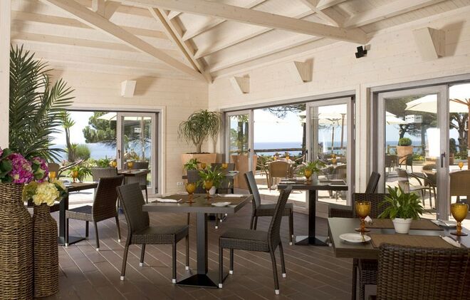 Praia Olhos de Água: Porto Bay Falésia