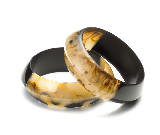 Pulseiras em resina, €12,99, Mango