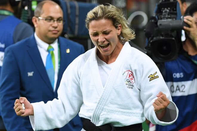 Telma Monteiro a celebrar a conquista da medalha de bronze | Judo