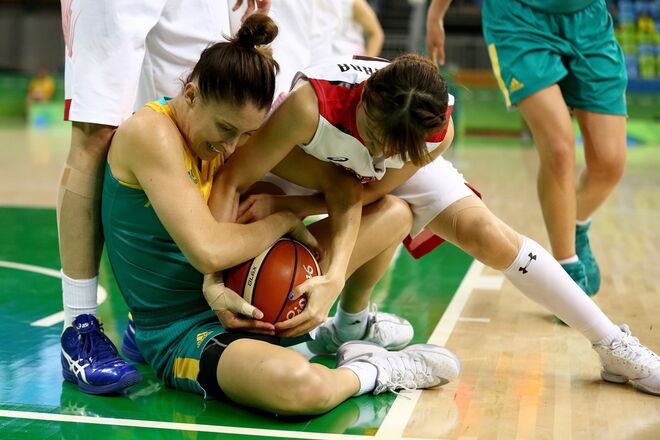 A luta pela bola entre a australiana Katie Rae Ebzery (#12) e a japonesa Mika Kurihara (#7) | Basquetebol