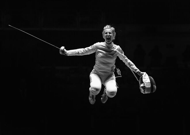 A russa Violetta Kolobova a celebrar a vitória contra Irina Embrich da Estónia | Esgrima