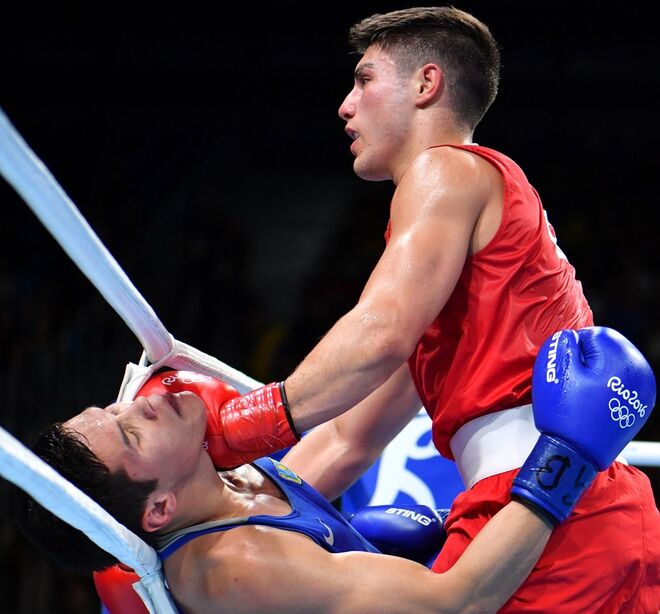 O britânico Josh Kelly a bloquear Daniyar Yeleussinov, do Cazaquistão | Boxe