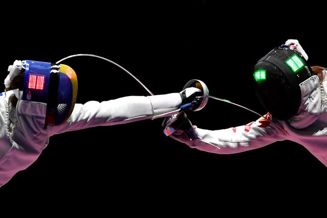 A romena Ana Maria Popescu em disputa com a chinesa Xu Anqi | Esgrima