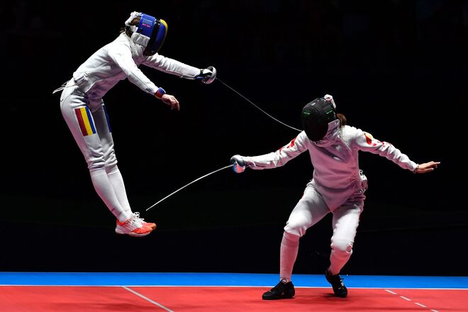 A romena Ana Maria Popescu em disputa com a chinesa Xu Anqi | Esgrima