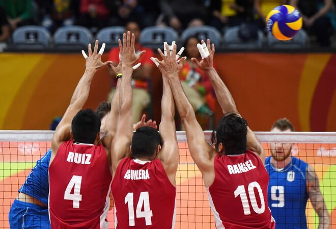 Os mexicanos Gonzalo Ruiz De La Cruz, Matteo Piano e Filippo Lanza a defender uma bola frente à equipa italiana | Voleibol