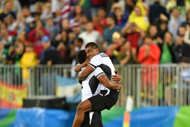 Fiji a celebrar a vitória contra o Reino Unido | Rugby