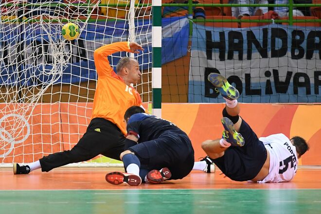 Pablo Portel marca na baliza francesa durante o jogo Argentina x França |  Andebol