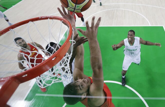 O salto do espanhol Willy Hernangomez durante o jogo Espanha x Nigéria | Basquetebol
