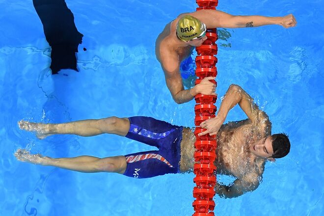Michael Phelps junto do brasileiro Thiago Pereira, depois de ganhar nos 200 metros individuais | Natação