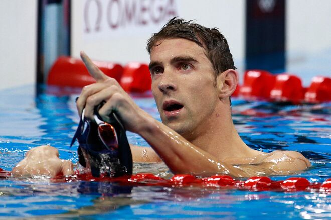 Michael Phelps e AT&T, Rosetta Stone e Kellogg Co | Em 2009, o nadador profissional Michael Phelps foi criticado por ter aparecido uma fotografia a fumar erva numa festa na Universidade da Carolina do Sul. Se em cima da mesa estavam dois negócios com a AT&T e a Rosetta Stone, ambos terminaram no final desse ano e nenhuma das empresas decidiu renovar o seu contrato com este medalhista olímpico. 