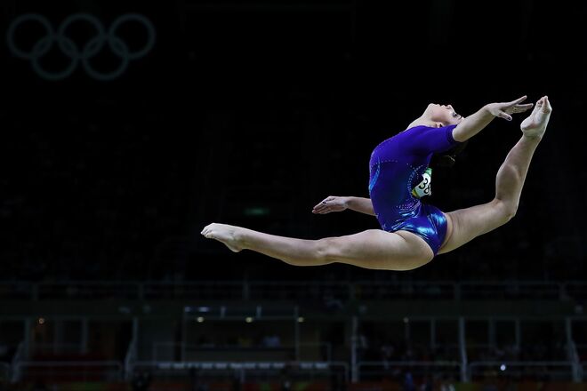 Aliya Mustafina, imortalizada num movimento durante a sua atuação | Ginástica Artística