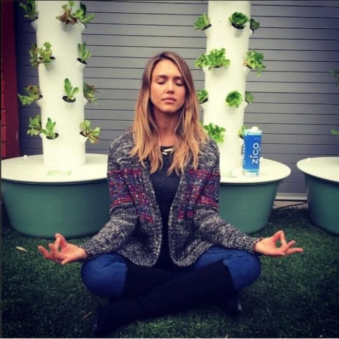 “Gosto de fazer meditação guiada também. Às vezes basta passar cinco ou dez minutos a respirar bem e a sentir-me conectada com o meu próprio corpo.” Jessica Alba