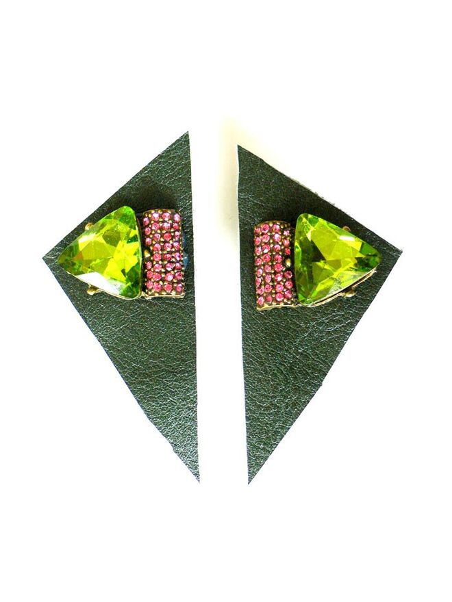 Não Só Roupa, Brincos triângulo em pele verde com pedras, €18
