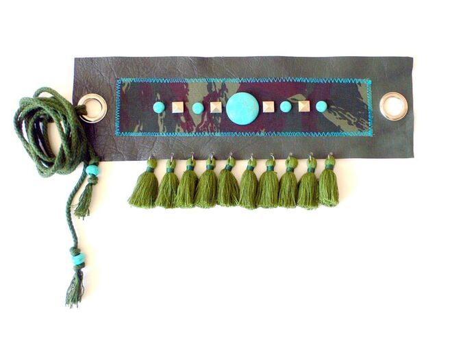 Não Só Roupa, cinto verde em pele e camuflado com pedras turquesa e borlas, €38