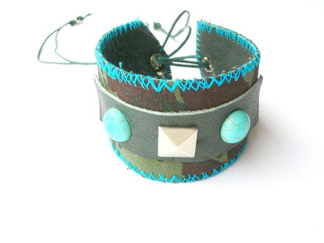 Não Só Roupa, Bracelete em pele verde escuro e camuflado com pedras turquesas e tachas, €35
